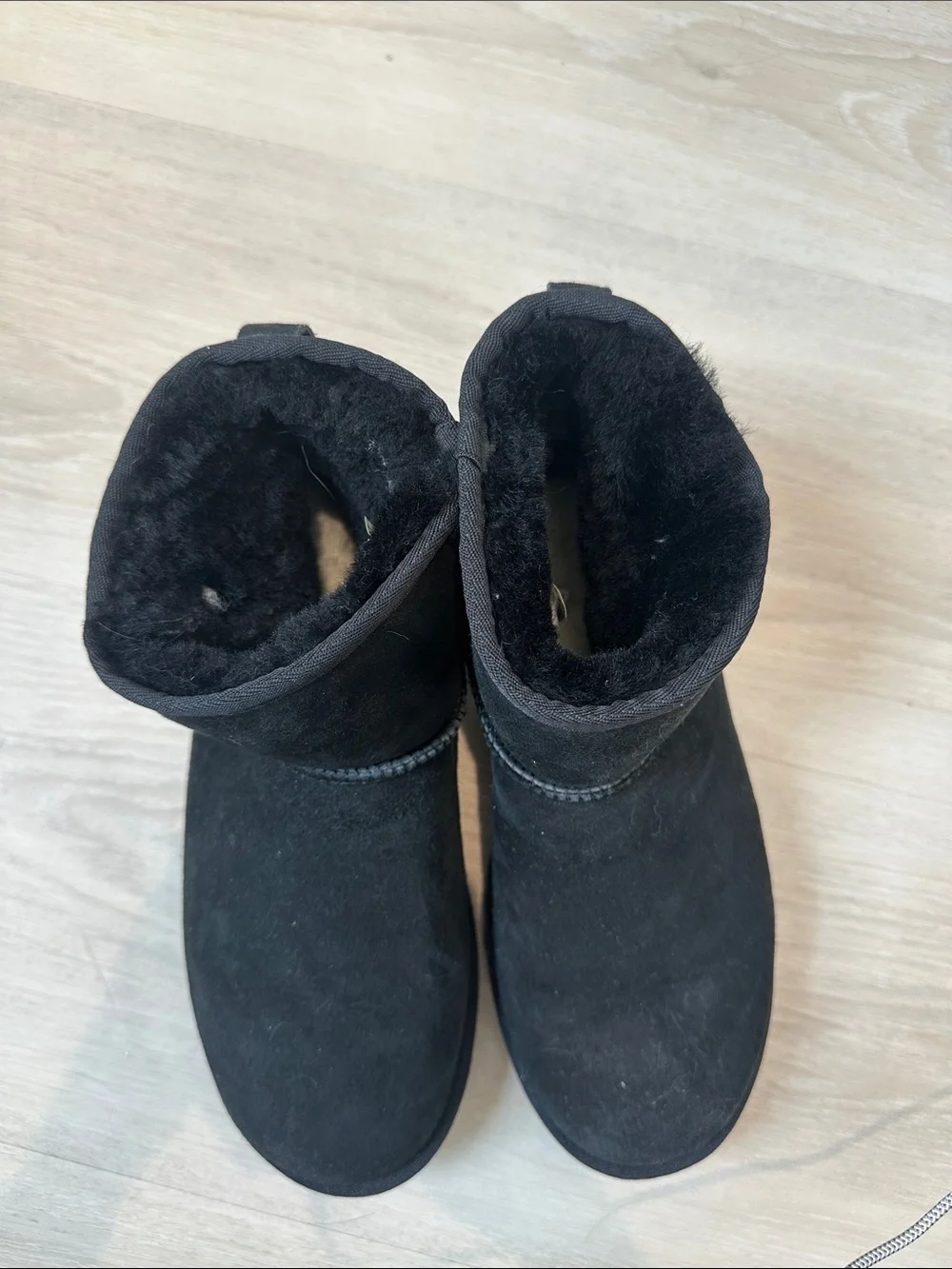 UGG Black Short Suede Boot Size 9 woman’s